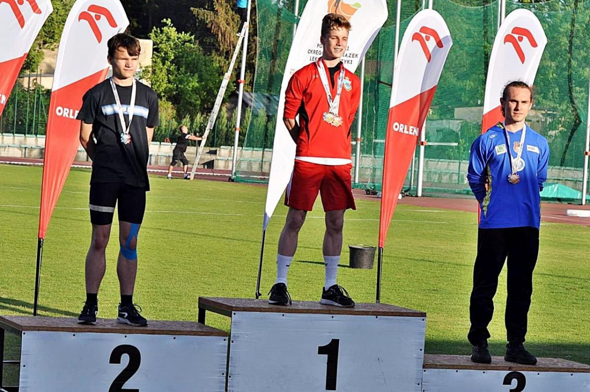 Adrian Przetacznik (w środku) podczas Mistrzostw Podkarpacia Młodzików zdobył dwa medale.<br/>fot.ze zbiorów własnych