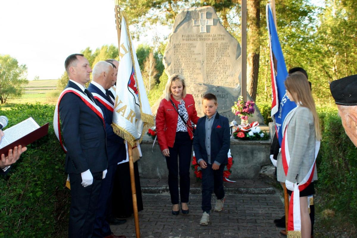 Wieńce przy pomniku złożyli m.in. przedstawiciele młodego pokolenia narolan.<br/>fot.UMiG Narol