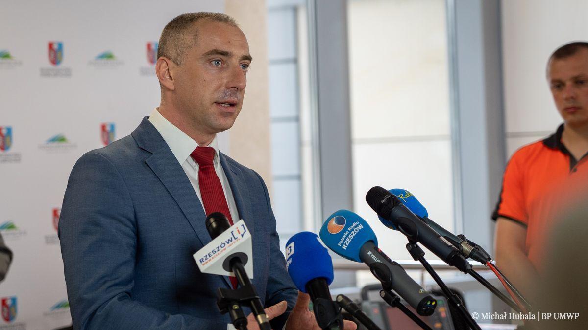 – To urządzenie może zmierzyć ciśnienie, poziom saturacji, możemy nim wykonać także  kardiowersję, elektrostymulację – powiedział dyrektor przemyskiego pogotowia Rafał Kijanka.<br/>fot.Urząd Marszałkowski w Rzeszowie