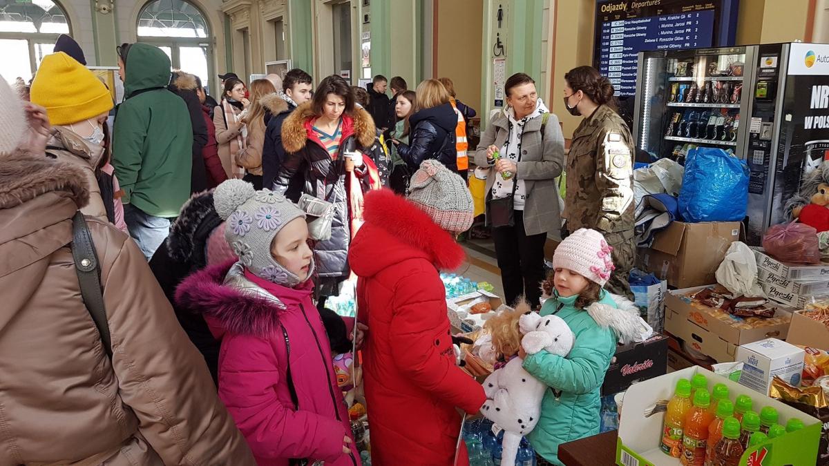 Takich tłumów uchodźców z Ukrainy na dworcu PKP już nie ma. Ale są osoby, które wracają do ojczyzny i tam muszą spędzać noce. Do Centrum Pomocy Humanitarnej przy ul. Lwowskiej nie trafiają...<br/>fot.ze zbiorów własnych