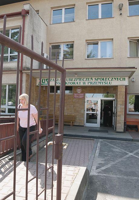 Osoby prowadzące działalność gospodarczą jeszcze przez 2,5 miesiąca mogą wnioskować o wypłatę podstawowego świadczenia postojowego wprowadzonego przepisami tarczy antykryzysowej.

<br/>fot.archiwum ŻP