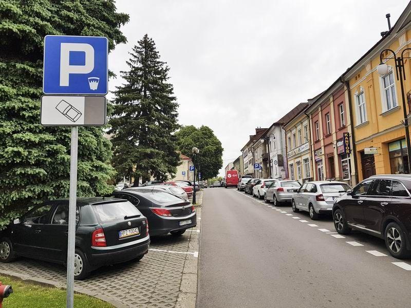 W zamyśle władz miasta strefa płatnego parkowania ma ochronić centrum Przeworska przed nadmierną liczbą parkujących tu samochodów, zwiększyć rotację aut, a przez to ułatwić znalezienie wolnego miejsca parkingowego. Czy tak się stanie? Czas pokaże.<br/>fot.D. Stachowicz