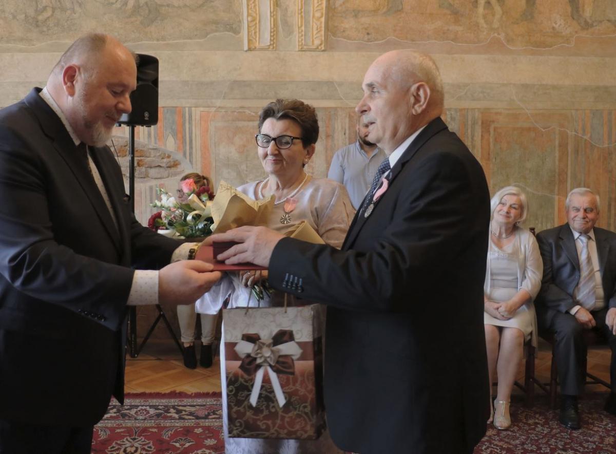 Medalami za Długoletnie Pożycie Małżeńskie dekorował jubilatów gospodarz Jarosławia Waldemar Paluch.<br/>fot.UM Jarosław
