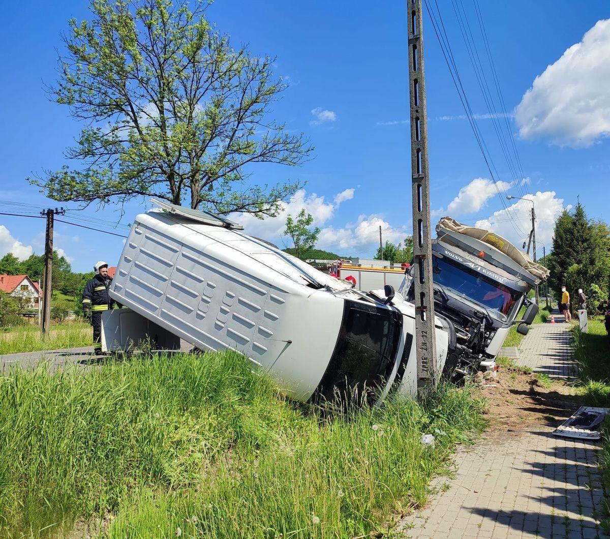 Zderzenie busa z ciężarówką.<br/>fot.KPP Brzozów