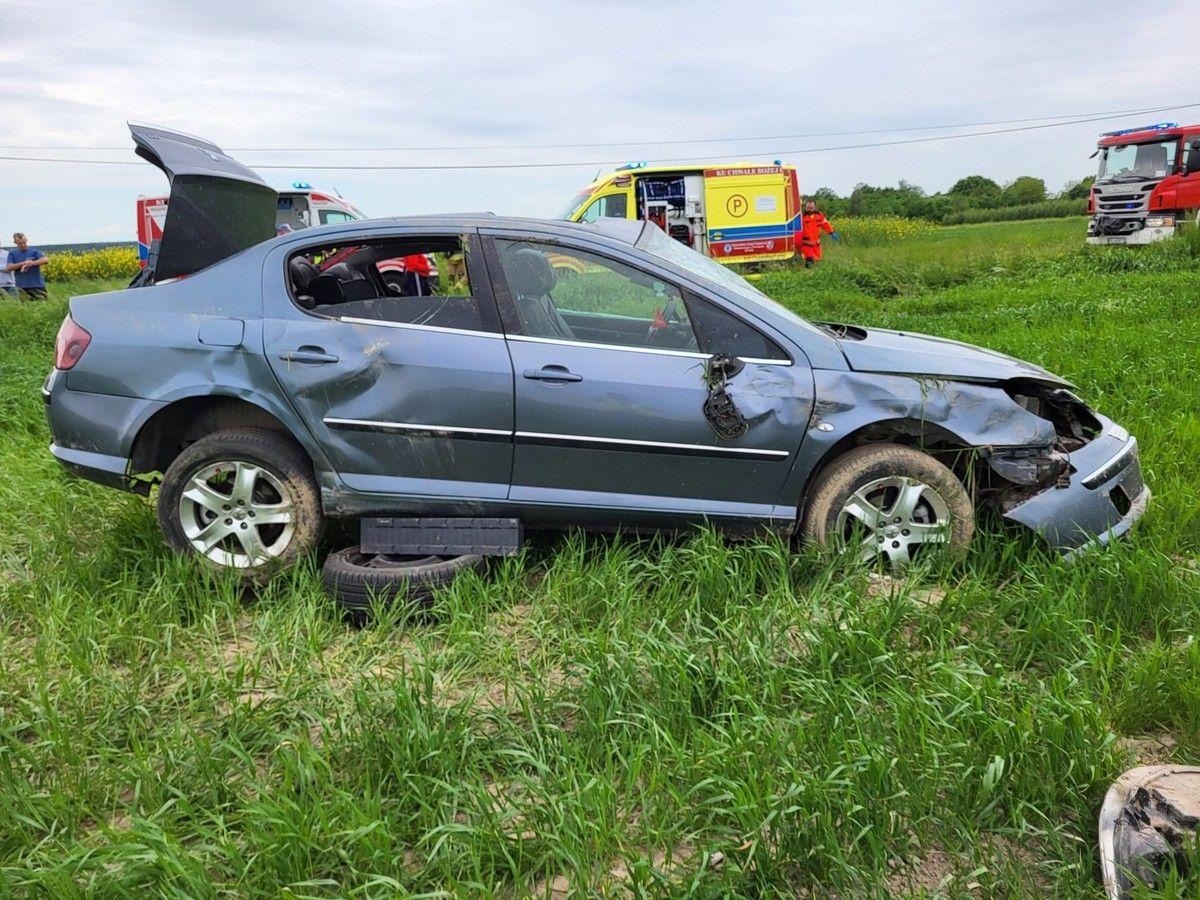 Peugeot dachował w Nowym Lublińcu.<br/>fot.KPP Lubaczów