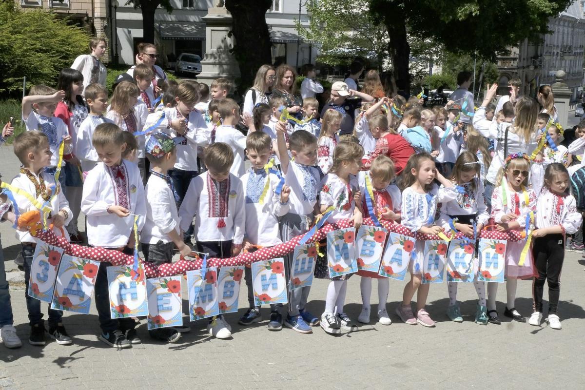 Najmłodsi prezentowali napis z nazwą święta.<br/>fot.Jacek Szwic