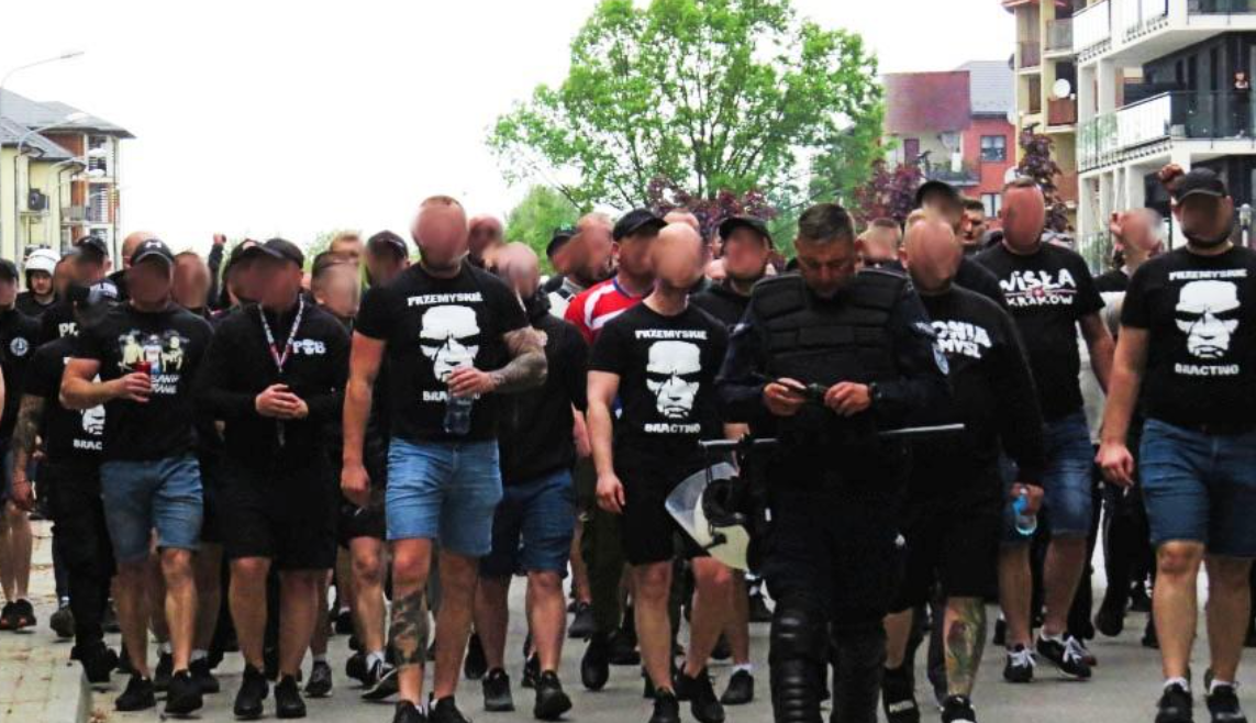 Tak wyglądało przejście kibiców Polonii Przemyśl na stadion drużyny JKS-u przez osiedle mieszkalne. Było zabezpieczane przez policję.<br/>fot.12zawodnik.pl