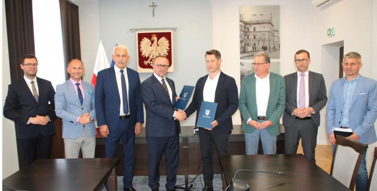 W uroczystości w Starostwie Powiatowym w Jarosławiu wzięli udział, obok posła Tadeusza Chrzana, przewodniczący Rady Powiatu Marian Fedor, wicestarosta Mariusz Trojak, członek Zarządu Powiatu Krzysztof Cebulak, dyrektor Powiatowego Zarządu Dróg w Jarosławiu Paweł Tworek oraz przedstawiciele firm wyko
