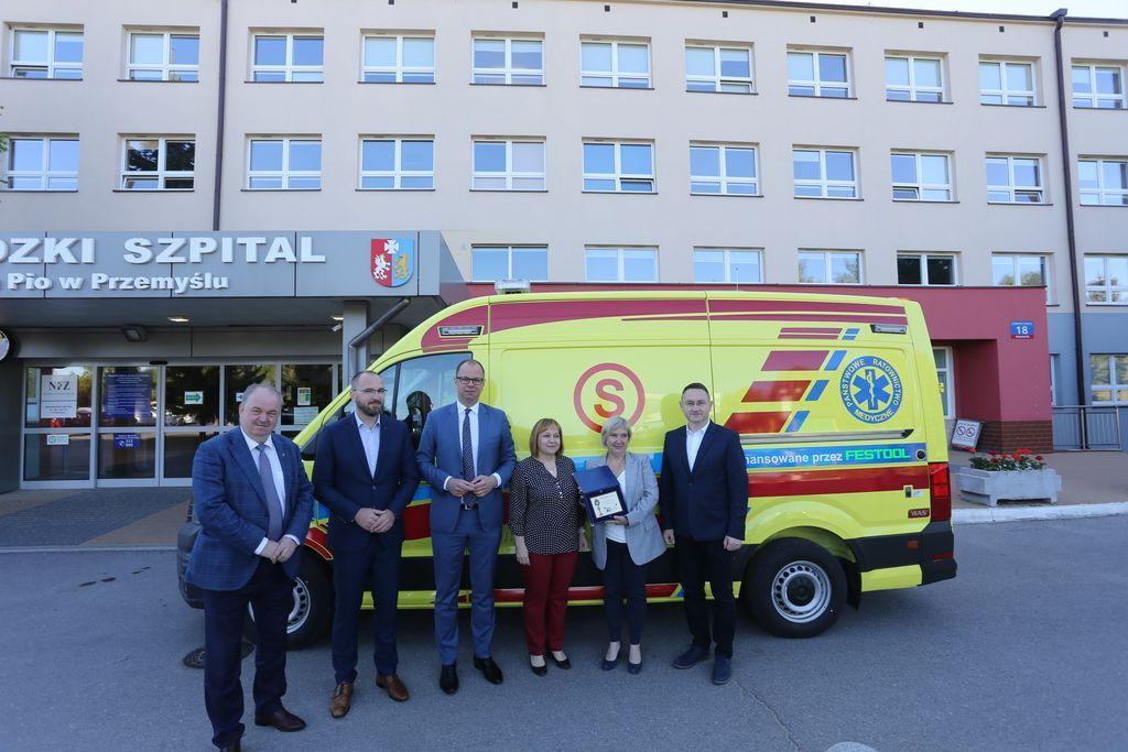 W wydarzeniu wzięli udział: dyrektor Wojewódzkiego Szpitala im. św. ojca Pio w Przemyślu Barbara Stawarz, wicemarszałek województwa podkarpackiego Piotr Pilch, prezydent Przemyśla Wojciech Bakun oraz członkowie zarządu Festool Polska: Monika Witowska i Michał Walczak.<br/>fot.UM Przemyśl  