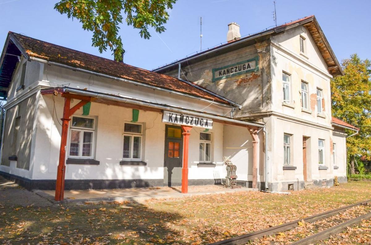 Ponad 2,2 mln zł kosztować będzie rewitalizacja budynku stacyjnego w Kańczudze i terenu wokół.<br/>fot.www.wikipedia.pl