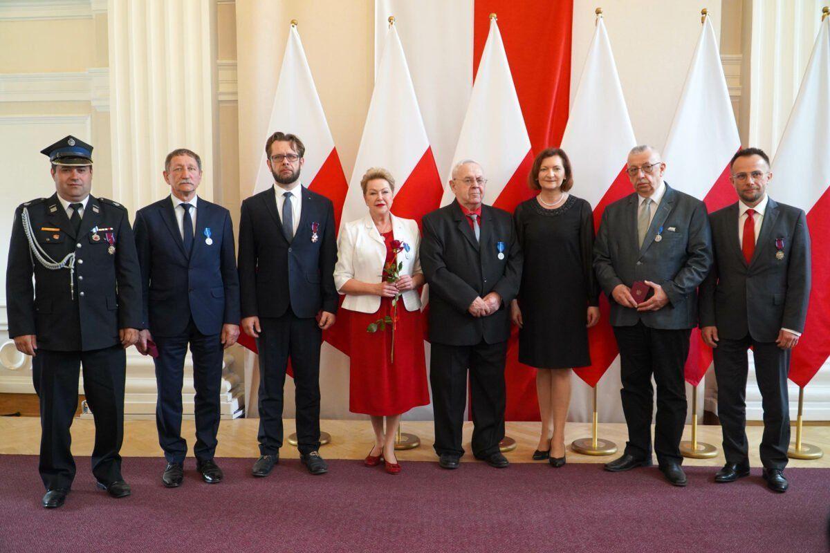 Kilkanaście osób otrzymało z rąk wojewody podkarpackiego Ewy Leniart wyjątkowe wyróżnienia. Na zdjęciu niektóre z nich.<br/>fot.PUW Rzeszów