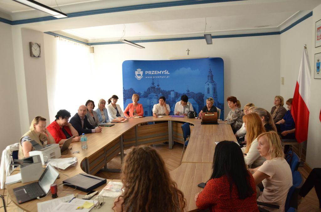 Do spotkania dyrektorów przemyskich placówek oświatowych z potencjalnymi nowymi pracownikami doszło w małej sali magistratu.<br/>fot.UM Przemyśl  
