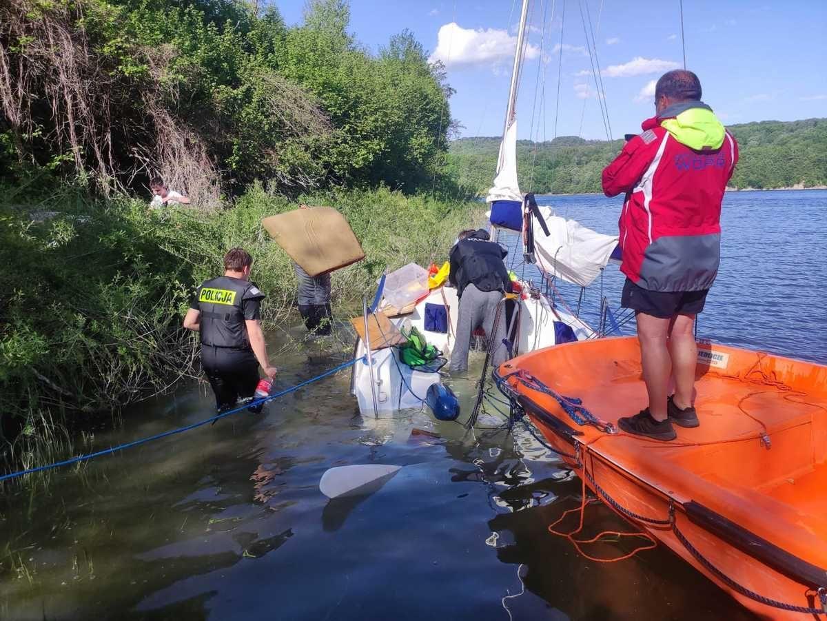Żaglówka się wywróciła.<br/>fot.KPP Lesko