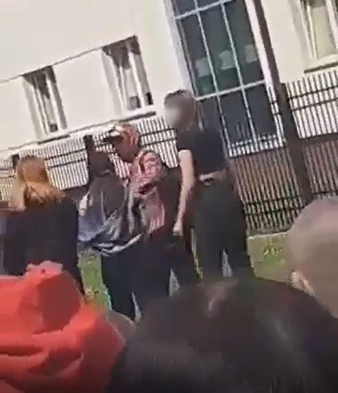 Agresja dwóch nastolatek wymierzona została w jednego z chłopaków. Zdarzeniu, które rozegrało się na drodze pomiędzy szkołą a wyższą uczelnią, przyglądali się inni uczniowie.

<br/>fot.kadr z filmu