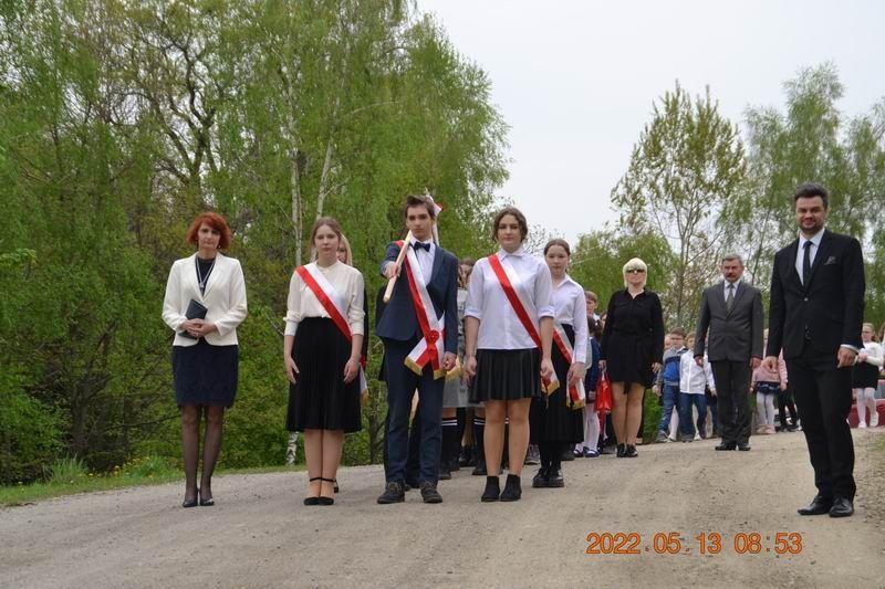 Po uroczystej mszy św., sprawowanej w intencji „Hubala” i jego żołnierzy, zebrani goście przeszli w uroczystym pochodzie do szkoły, gdzie odsłonięto i poświęcono tablicę pamiątkową. 

<br/>fot.SP w Birczy