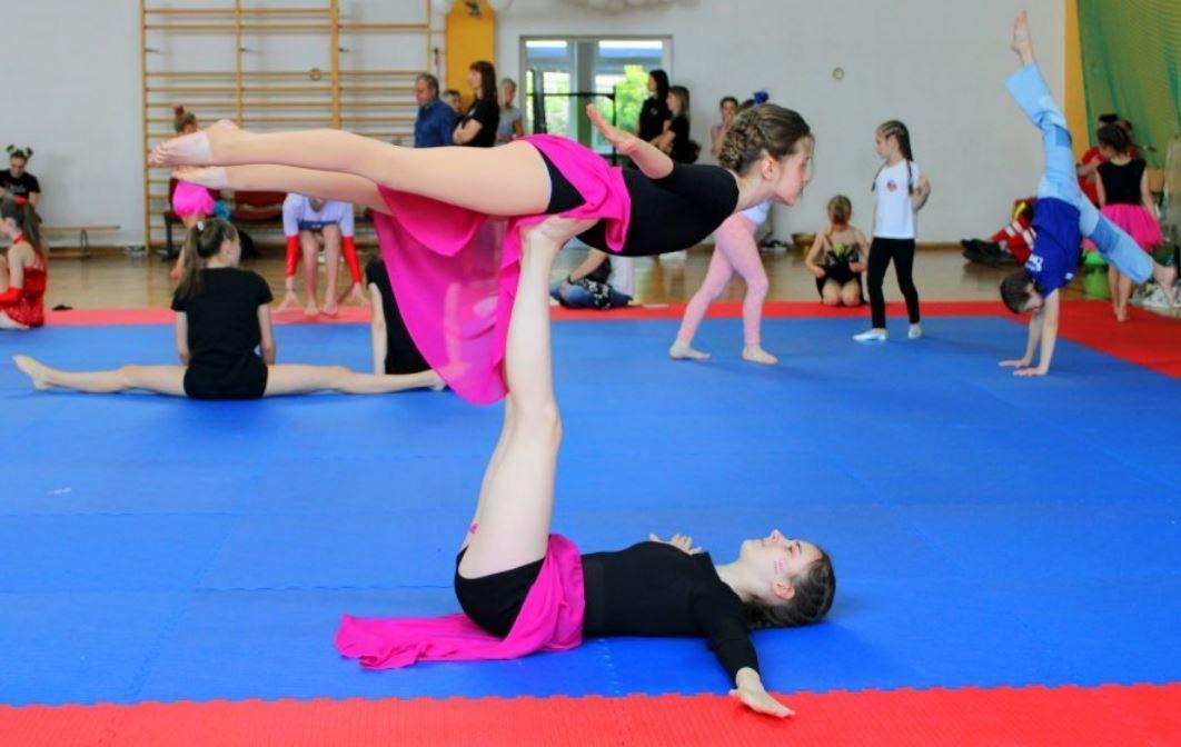 Akrobatyka połączona z fitnessem to atrakcyjne widowisko, w którym dużą rolę odgrywa też muzyka i choreografia.<br/>fot.UG Żurawica