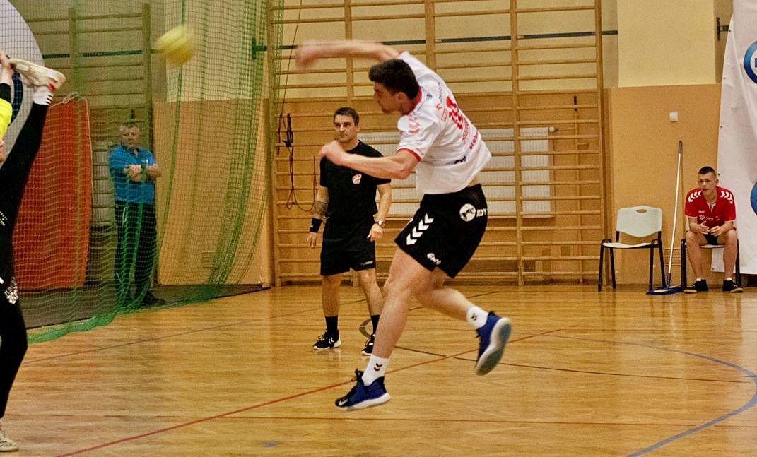Paweł Stołowski (w akcji) rzucił w tym sezonie dla swojego zespołu 166 bramek. Zajął 5. miejsce w klasyfikacji strzelców Ligi Centralnej.<br/>fot.Grzegorz Gajdzik
