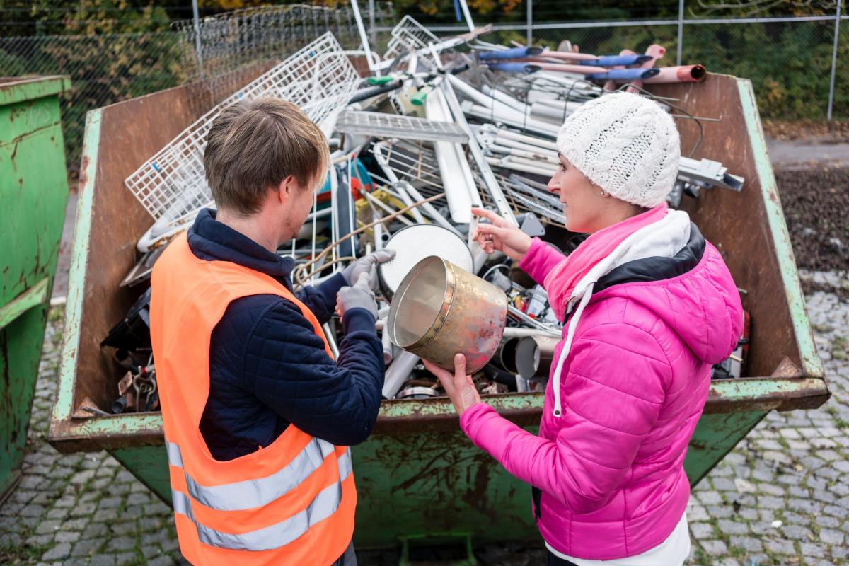 Kwestie recyklingu i świadomej ekologii powinny być nam niezmiernie bliskie. Stanowią one nie tylko o naszym dotychczasowym komforcie życia, ale przede wszystkim o przyszłości następnych pokoleń i naszej, coraz mniej zielonej planety. 