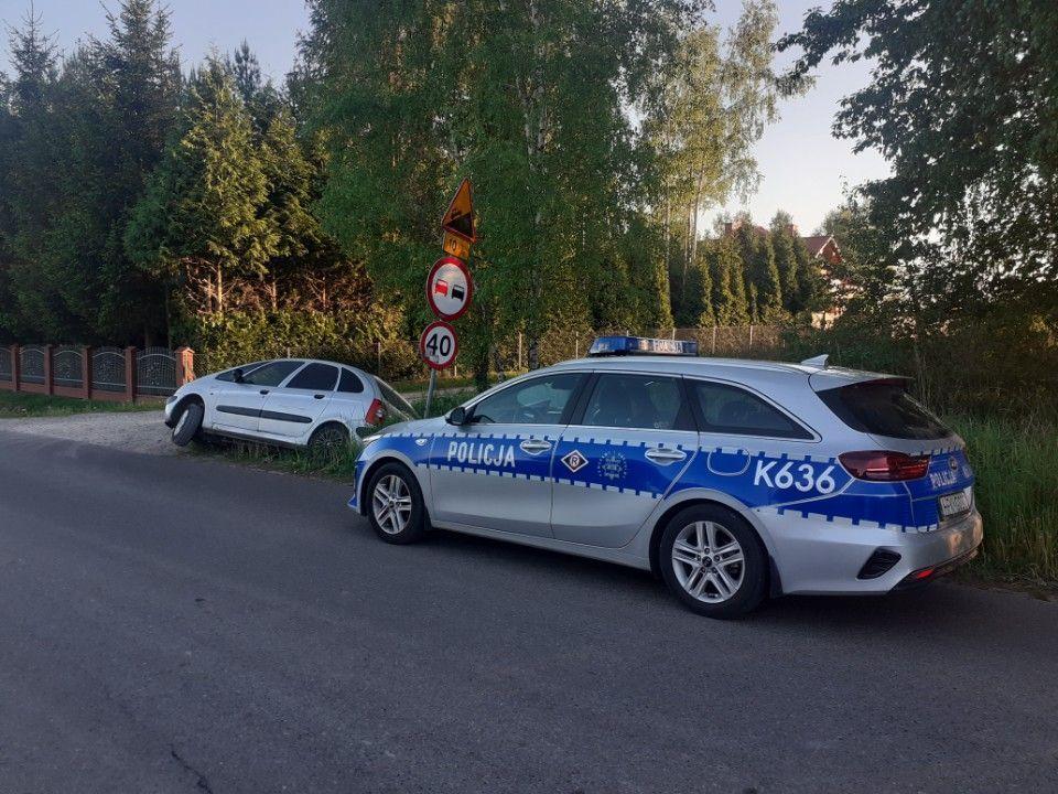 Kierująca podczas cofania wjechała do rowu.<br/>fot.KPP Ropczyce