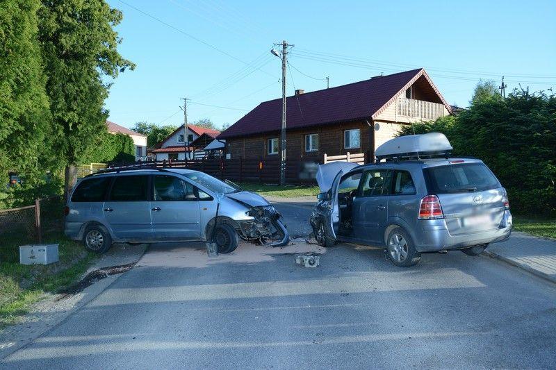 Czołowo zderzyły się vw i opel.<br/>fot.KMP Krosno