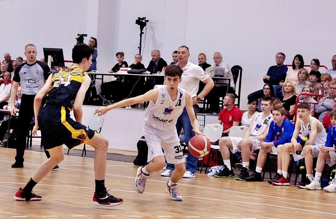 Filip Olejarz (z piłką) rozegrał znakomite zawody z TKM-em Włocławek, zapisując na swoim koncie double-double (28 pkt; 16 zbiórek).<br/>fot.Grzegorz Gajdzik