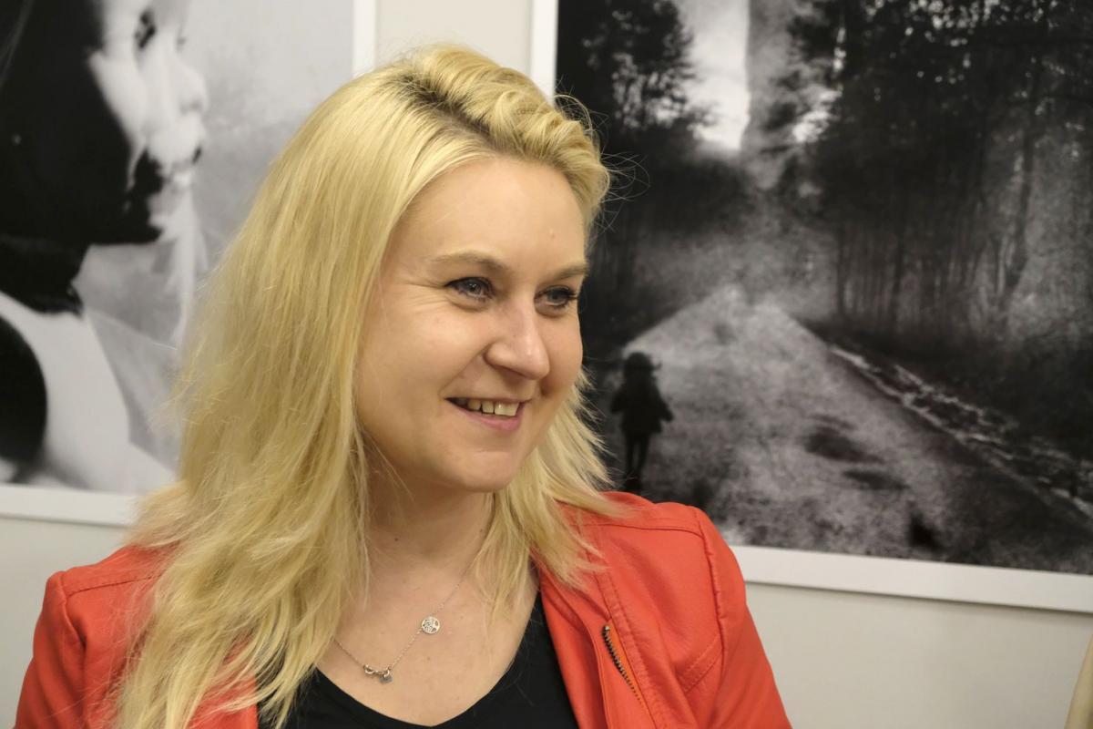 Katarzyna Zawadzka na swojej wystawie.<br/>fot.Jacek Szwic