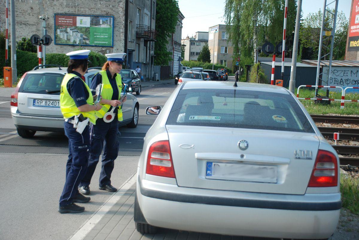Funkcjonariusze przemyskiej komendy patrolowali w większym stopniu strzeżone i niestrzeżone przejazdy kolejowe, prowadząc rozmowy instruktażowe z kierowcami i pieszymi.

<br/>fot.KMP Przemyśl