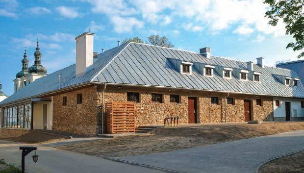 Jeden z przebudowanych budynków gospodarczych.

<br/>fot.ze zbiorów własnych