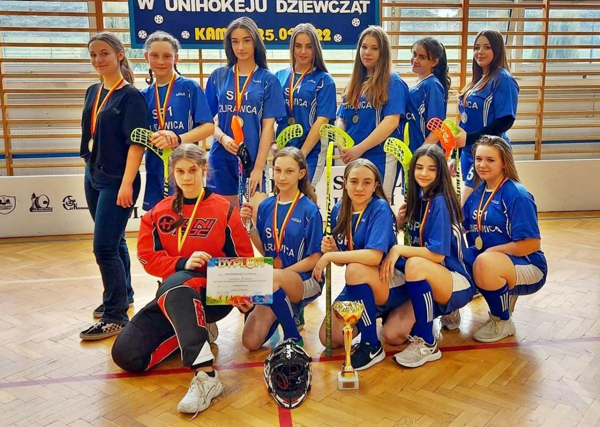 Wicemistrzynie Podkarpacia w unihokeju – SP 1 Żurawica.<br/>fot.ze zbiorów własnych
