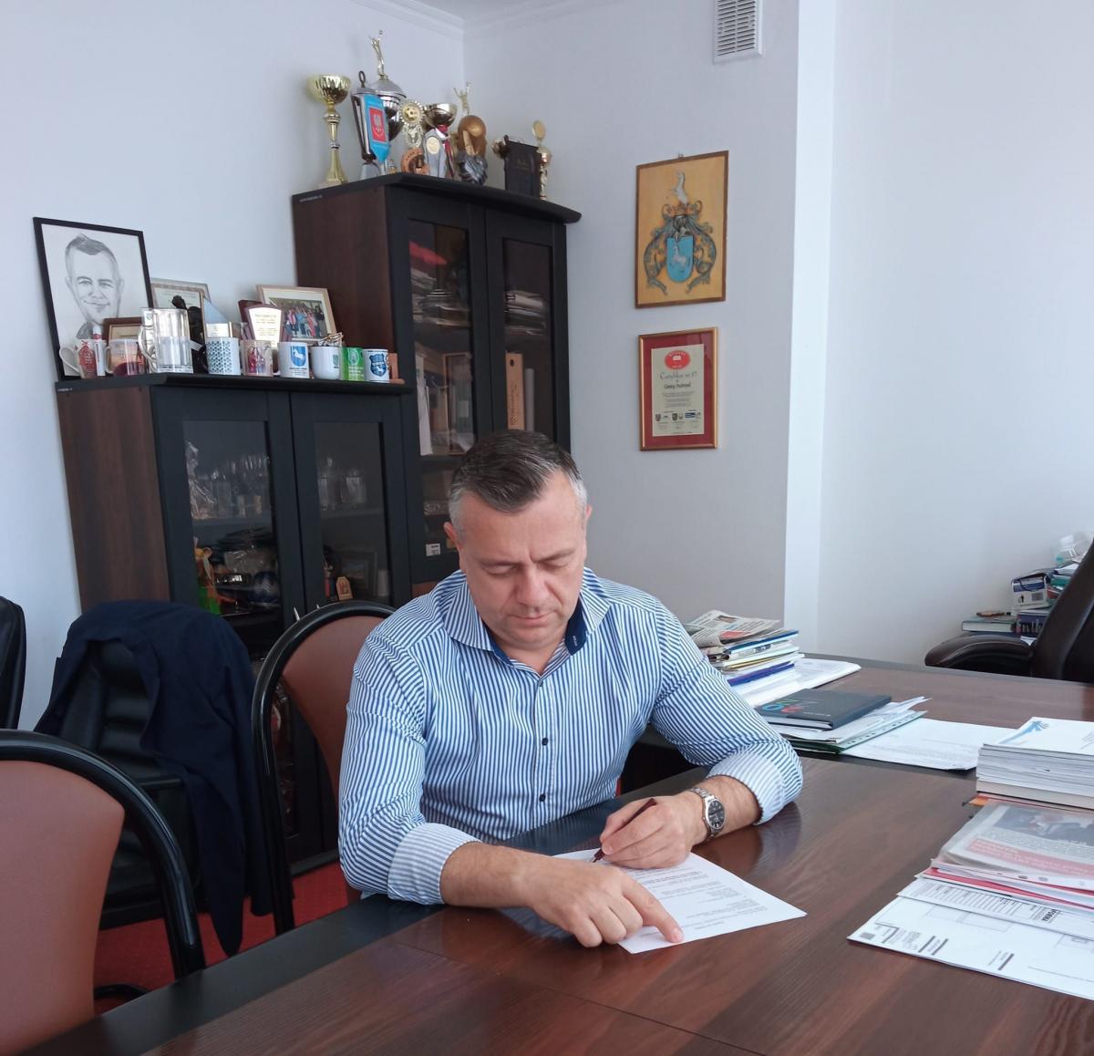 Umowę na przygotowania dokumentacji projektowej parafował wójt gminy Fredropol Mariusz Śnieżek.<br/>fot.ze zbiorów własnych