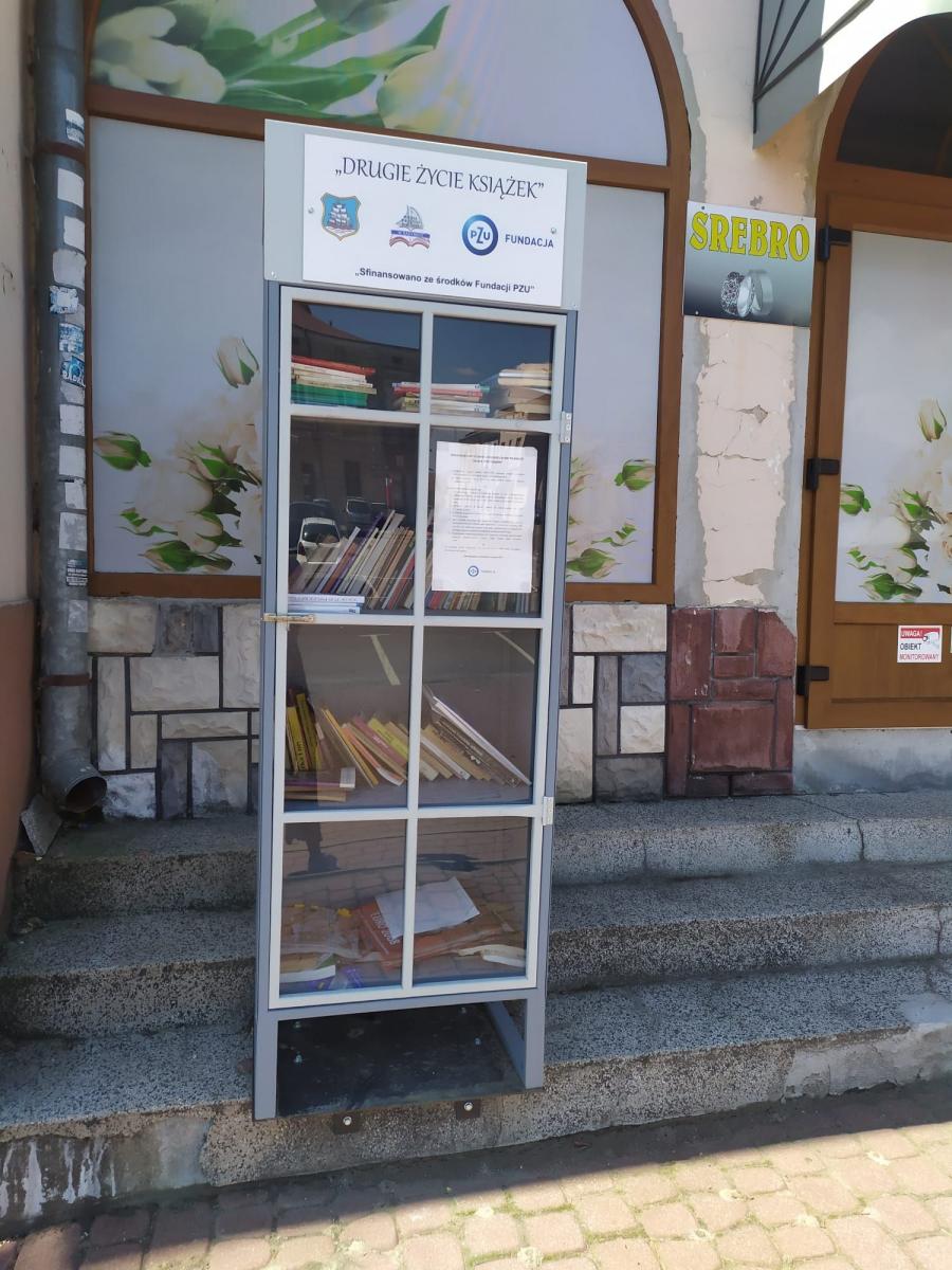 Jeden z bookcrossingowych punktów na Rynku w Radymnie. Wygląda niepozornie, ale cieszy się sporym zainteresowaniem.<br/>fot.archiwum autora