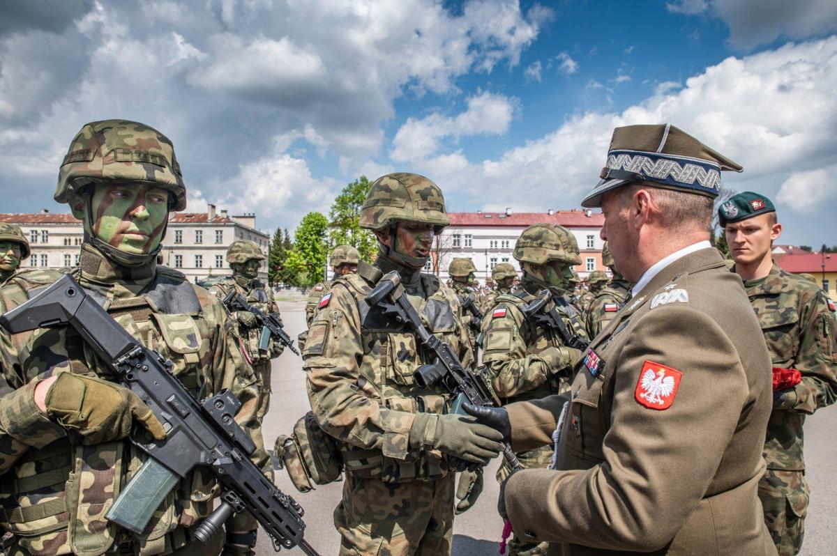 Podczas uroczystej zbiórki, która odbyła się na placu przy ul. 29 Listopada w Przemyślu, dowódca 5 bsp otrzymał przechodni proporzec honorowy.<br/>fot.5 Batalion Strzelców Podhalańskich