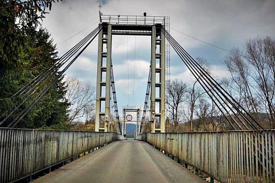 Kładka przez San w Krasiczynie ma 228 m długości, nośność do 5 ton, powstała w 1988 r. Ta w Krasicach ma długość 142 m. Co ciekawe, na niektórych mapach oznaczana jest jako... przeprawa promowa.<br/>fot.www.wikipedia.pl