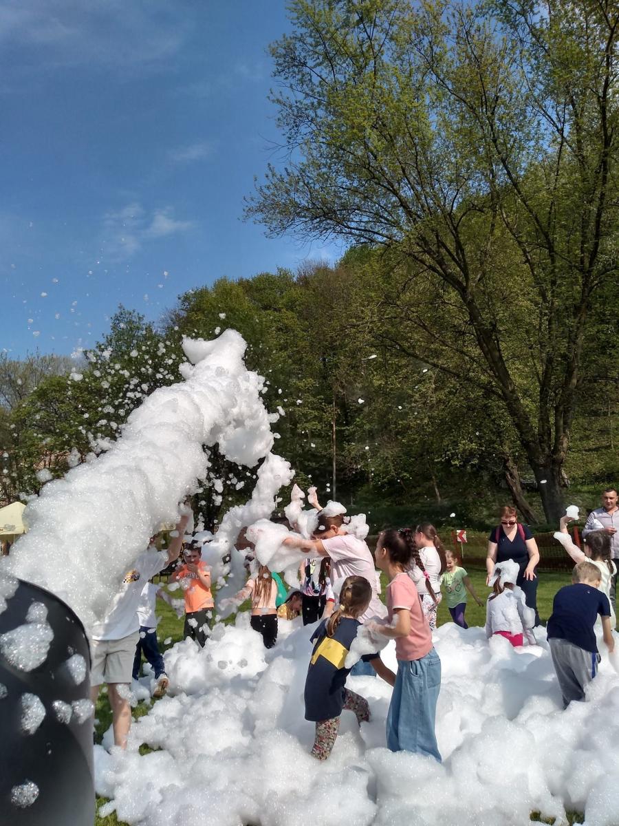Lodowisko przy ul. Sanockiej w miesiącach wiosenno-letnich – drugi rok z rzędu – zamieniło się w Park Rozrywki „Fun Park Przemyśl” z wieloma atrakcjami dla młodszych i starszych dzieci. Najnowszą atrakcją, jaką przygotował właściciel Janusz Szmidt, jest wyrzutnia piany. Już doszło do inauguracji imp