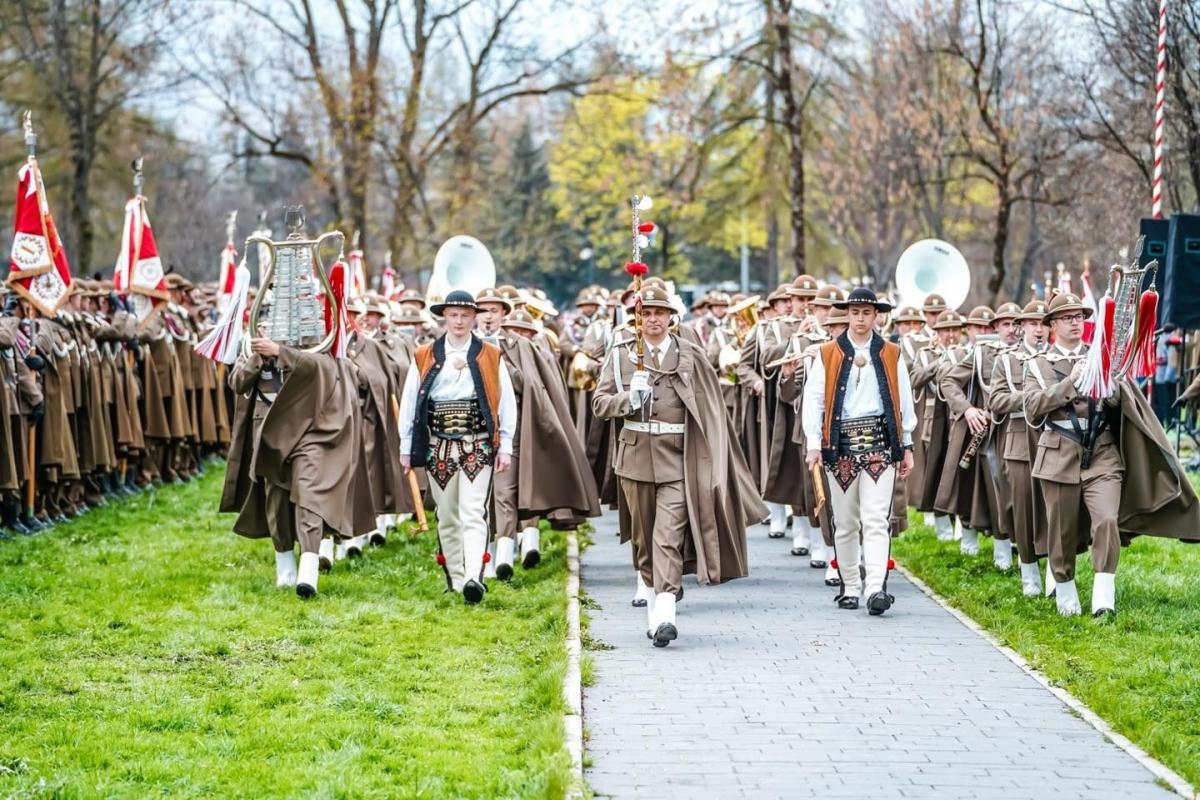 Na Dolnej Równi Krupowej w Zakopanem zorganizowany został uroczysty apel, a na finał piknik wojskowy i pokaz sprzętu używanego przez podhalańczyków.<br/>fot.ze zbiorów własnych
