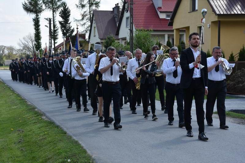 Główna część odbyła się na boisku LKS Wisłok Świętoniowa, gdzie w kolumnie przemaszerowały: Orkiestra Dęta Gminy Przeworsk, kompanie honorowe straży z pocztami sztandarowymi OSP z terenu gminy i zaproszeni goście. <br/>fot.UG Przeworsk