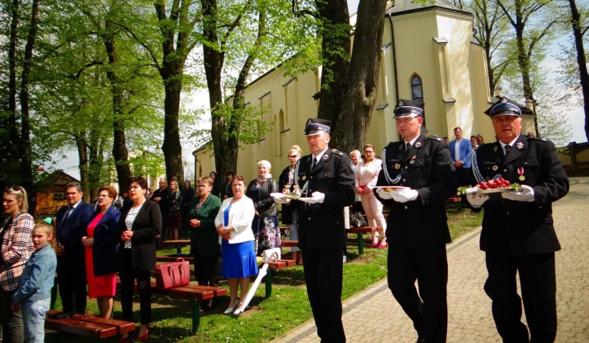 Uroczystości jubileuszowe rozpoczęła msza św. polowa przy Sanktuarium MBP w Jodłówce.<br/>fot.UG Pruchnik