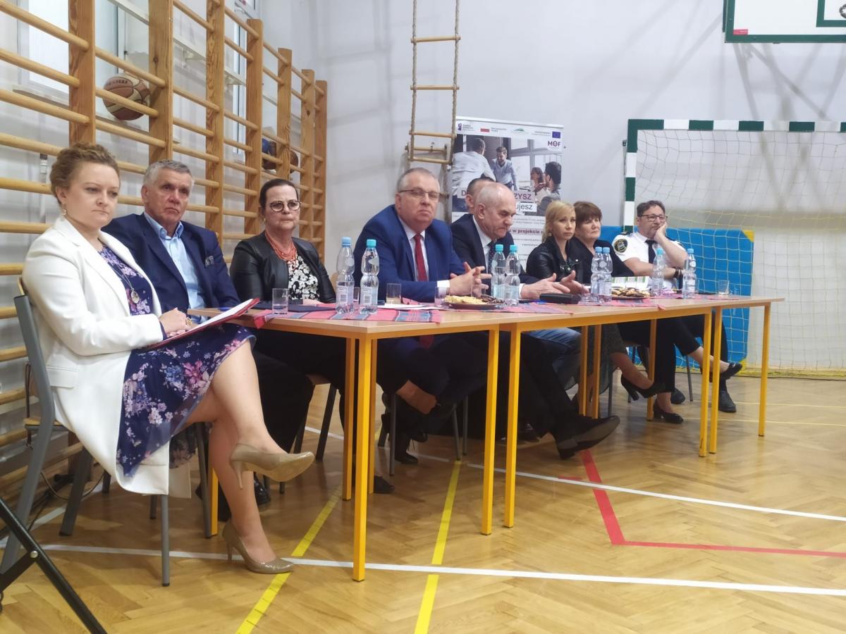 Na spotkaniu w SP nr 9 burmistrzowi towarzyszyli pracownicy jarosławskiego ratusza.<br/>fot.archiwum autora