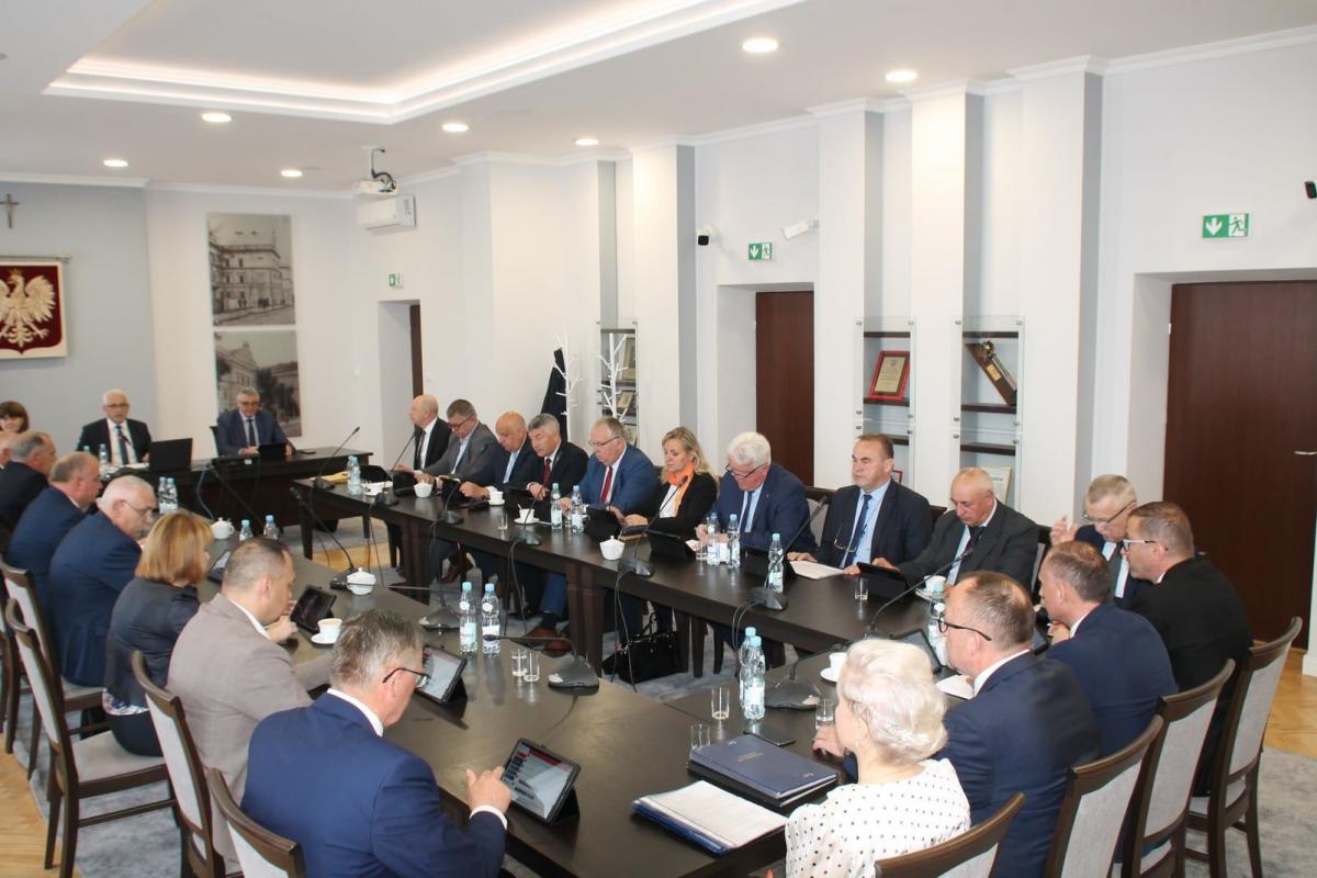 Na sesji rady powiatu omawiano między innymi wyczekiwany przez mieszkańców remont ulicy Stefana Okrzei w Jarosławiu.