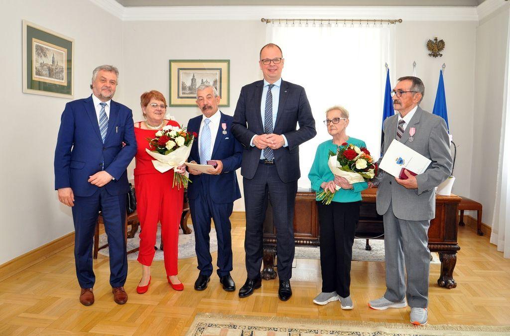 W Przemyślu Stanisława i Ryszard Turkowie świętowali diamentowe gody, a Halina i Marek Turkowie 52-lecia pożycia małżeńskiego (pana Ryszarda i pana Marka łączą braterskie więzi).<br/>fot.UM Przemyśl  