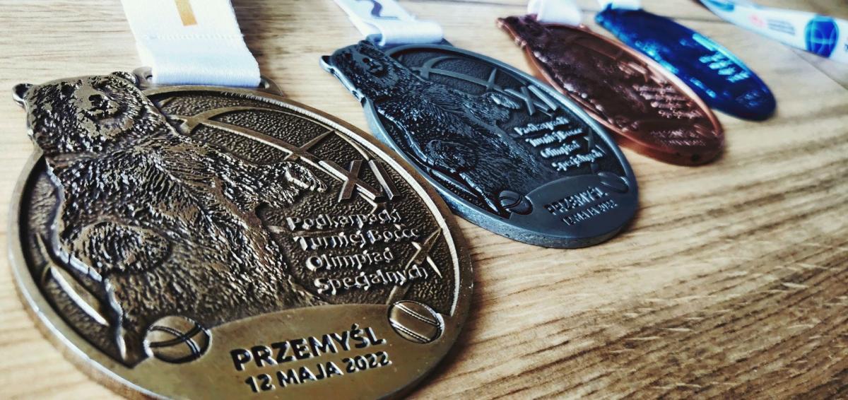 W XI Podkarpackim Turnieju Bocce Olimpiad Specjalnych brała udział setka zawodników z niepełnosprawnością intelektualną z terenu całego Podkarpacia. Na koniec, każdy z uczestników otrzymał pamiątkowy medal z podobizną przemyskiego niedźwiadka. <br/>fot.UKS Gladiator 