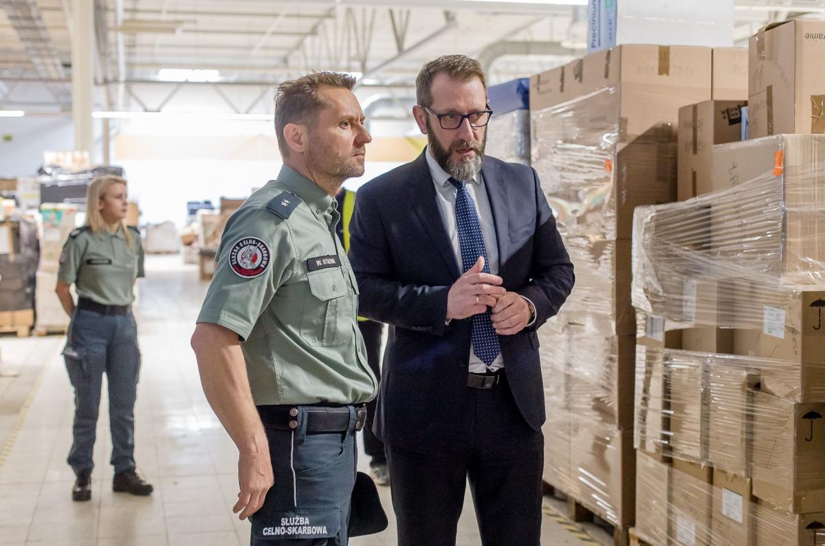 Dary do Centrum Pomocy Humanitarnej w Przemyślu przekazał zastępca naczelnika Podkarpackiego Urzędu Celno-Skarbowego w Przemyślu podkom. Wojciech Stadnik.<br/>fot.KAS Rzeszów
