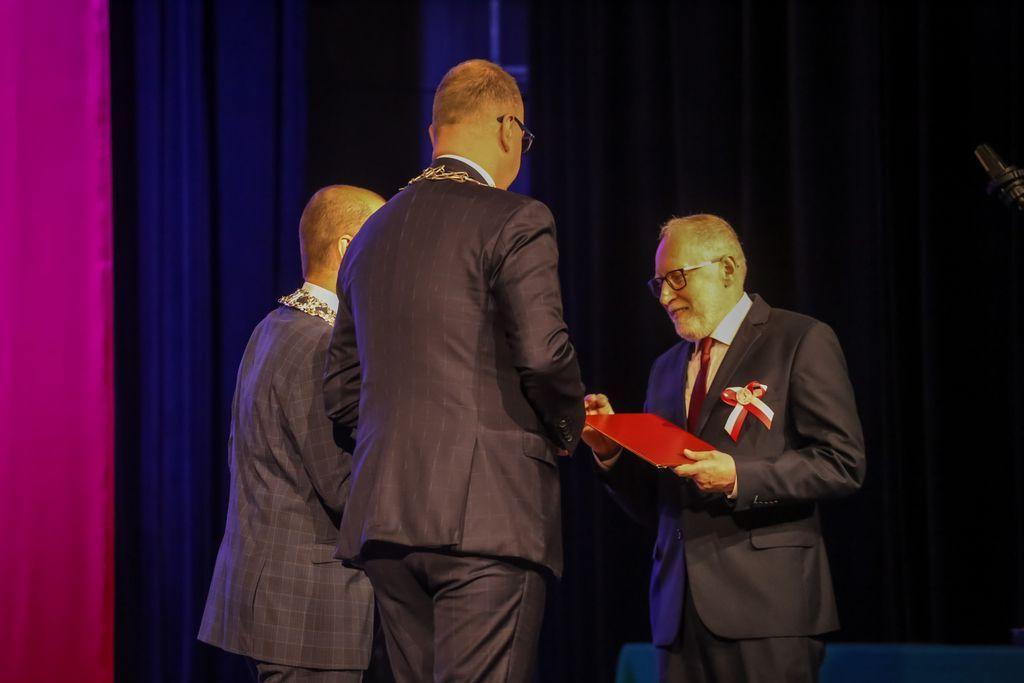 Tegoroczną nagrodę otrzymało Towarzystwo Przyjaciół Nauk w Przemyślu. Prezydent miasta Wojciech Bakun oraz przewodniczący rady miejskiej Maciej Kamiński wręczyli ją na ręce prezesa TPN Waldemara Wiglusza.<br/>fot.UM Przemyśl  