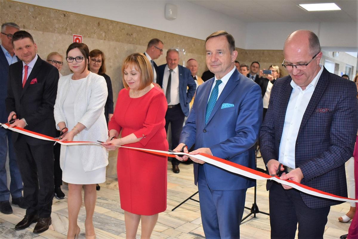 Uroczyste przecięcie wstęgi przed jednym ze zmodernizowanych oddziałów szpitala na Monte Cassino.<br/>fot.Wojewódzki Szpital im. św. o. Pio w Przemyślu