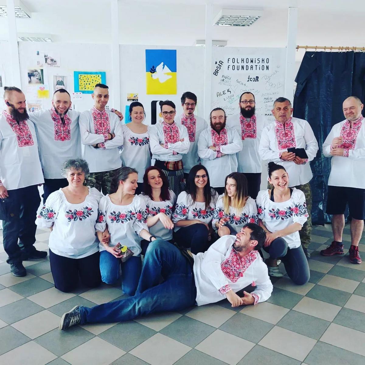 Ukraińcy odwdzięczają się, jak mogą i na ile mają możliwości. Niedawno ekipa „Folkowiska” w ramach podziękowania za niesienie pomocy humanitarnej mieszkańcom Ljubarska dostała od nich piękne wyszywanki.<br/>fot.ze zbiorów własnych