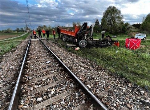 Ciężarówka wjechała wprost pod pociąg.<br/>fot.KPP Przeworsk