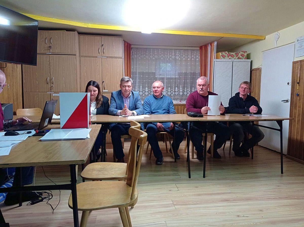 Mieszkańcy radymniańskich osiedli wybrali swoich reprezentantów na nową kadencję, a przy okazji spotkali się z burmistrzem miasta M. Piziurnym. Podczas zebrań wyborczych była też przestrzeń do zadania włodarzowi pytań i rozmowy o bieżących problemach.<br/>fot.UM Radymna
