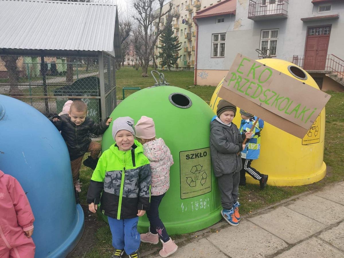 Uczulić na najważniejsze kwestie związane z dbałością o kondycję i przyszłość naszej planety przedszkolaki  postanowiły mieszkańców osiedla Kmiecie, biorąc udział w przemarszu tamtejszymi uliczkami z transparentami w ręku.<br/>fot.ze zbiorów własnych