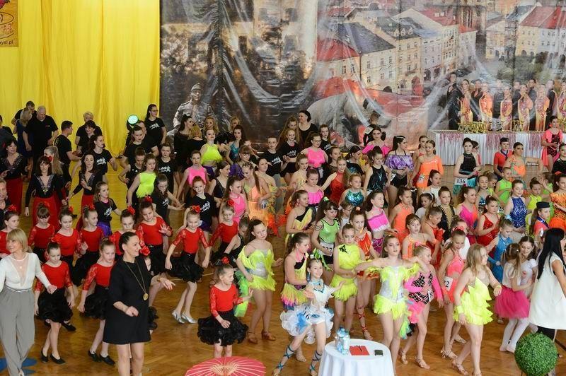 Na parkiecie ponad 200 tancerzy z różnych klubów i szkół tańca wirowało w rytmie latynoamerykańskiej muzyki.<br/>fot.materiały organizatora