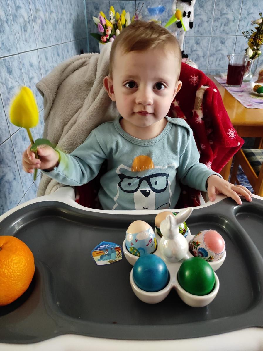 Oluś Misiak ma dziś 1,5 roku. Jest rezolutnym, radosnym dzieckiem. Za około trzy miesiące ma zacząć chodzić. To moment, na który z niecierpliwością czekają jego rodzice.<br/>fot.archiwum domowe